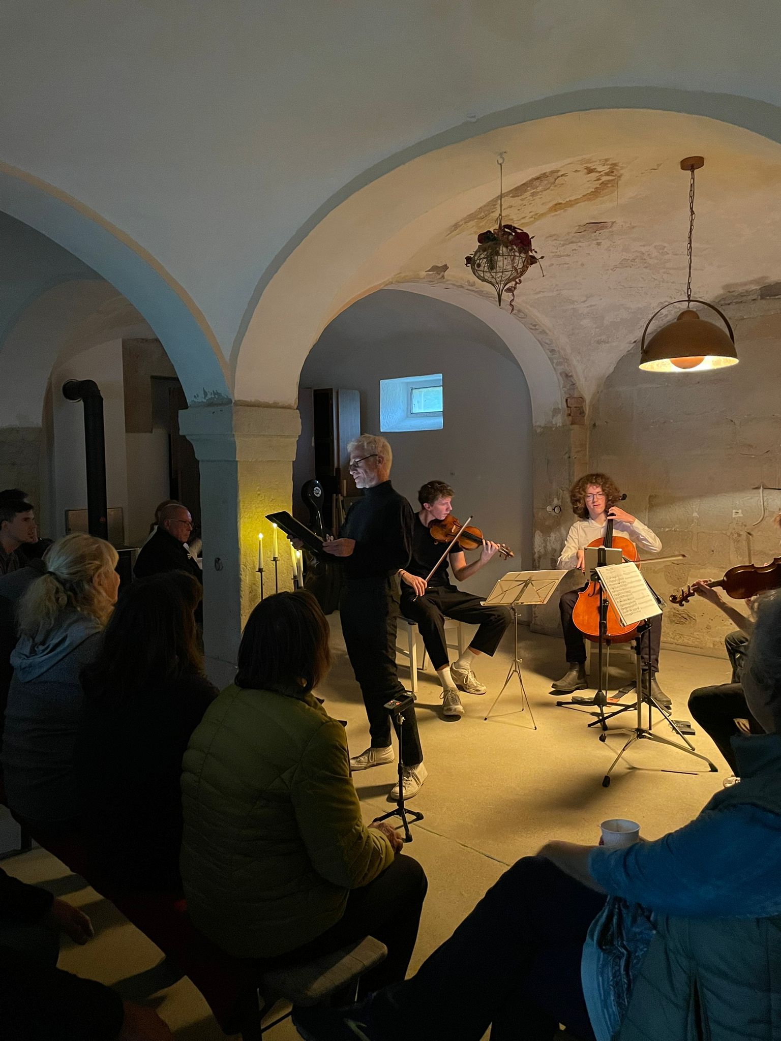 Tenor mit Ensemble im historischen Gewölbesaal des Gizobel